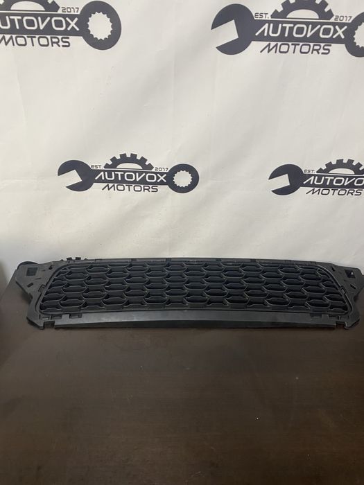 Grila centrala inferioara bara fata Dacia Duster an 2013-2017