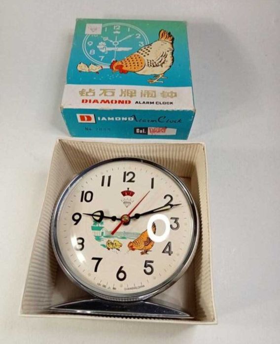 Ceas vechi Gaina cu pui, Cloșca da din cap, China de colectie comunism