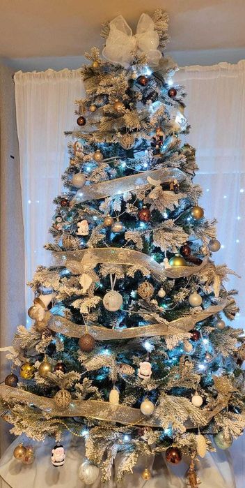 Brad artificial cu zapada si conuri