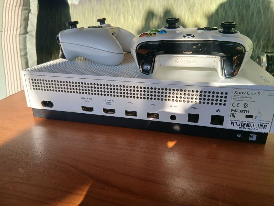 Xbox one S + 2 controllere