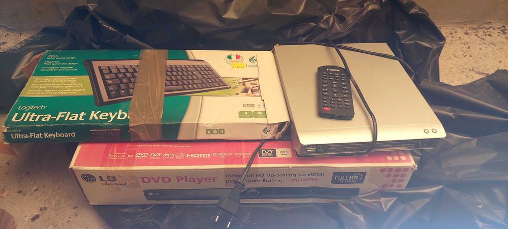 2 dvd playere,1 cuptor microunde si o tastatura