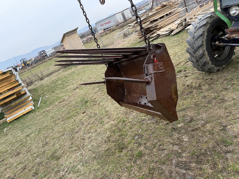 Incarcator in tiranti    Incarcator de gunoi in tiranti