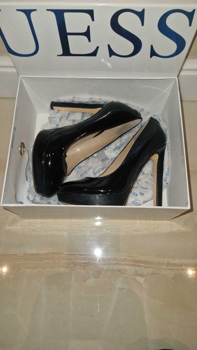 Елегантни обувки на ток GUESS