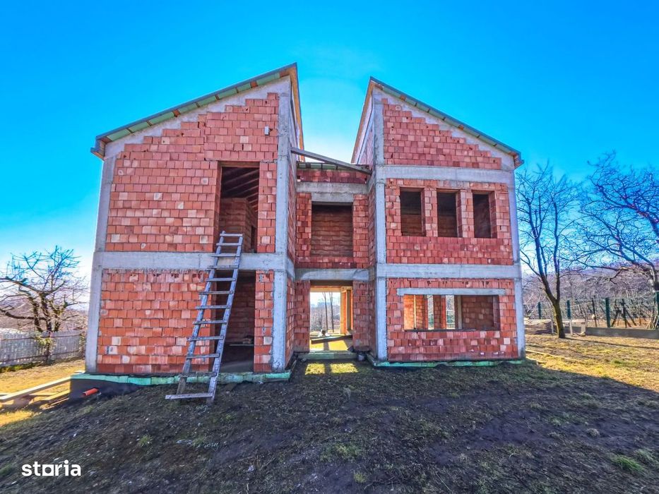 Casa la rosu cu autorizatie valabila in Hemeius - Fantanele