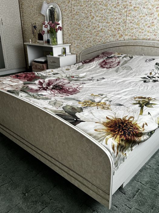 Продам спальный гарнитур