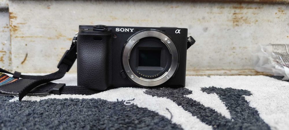 Sony Alpha A6400 + Sigma 30mm F1.4 – Garanție 2028, full box, 4 baterii extra, 3.800 cadre