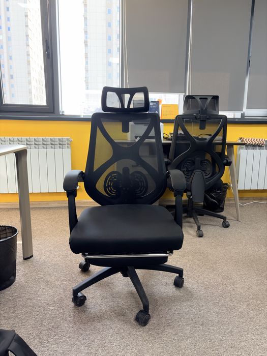 Кресло офисное, черного цвета