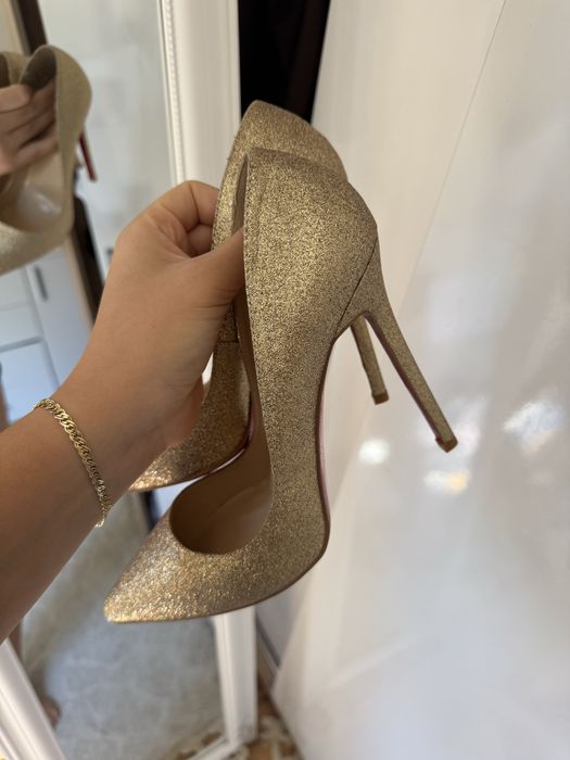 Златни токчета Christian Louboutin