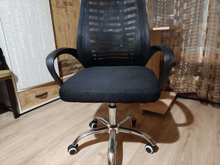 Чисто нов офис стол