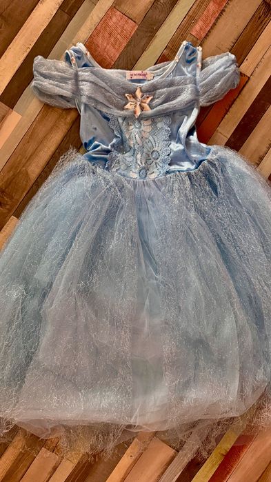 Vând rochie frumoasă de prințesă Elsa (Frozen) - mărime 130