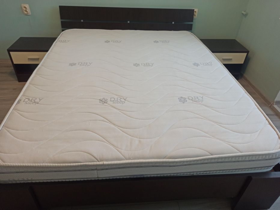 Спалня с подматрачни рамки и запазен двулицев матрак 160/200