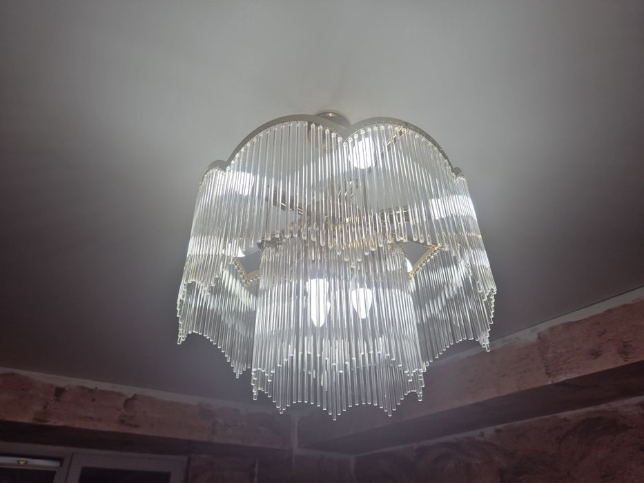 Люстра в зал в хорошем состоянии