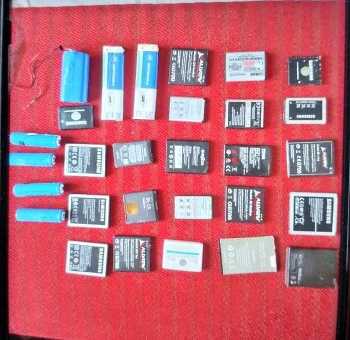 Acumulatori cu diferite tensiuni, modele și mărimi diferite.