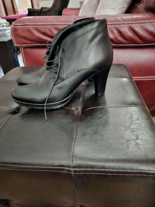 Botine noi Tamaris , piele naturala , cu siret , toc si platforma 36