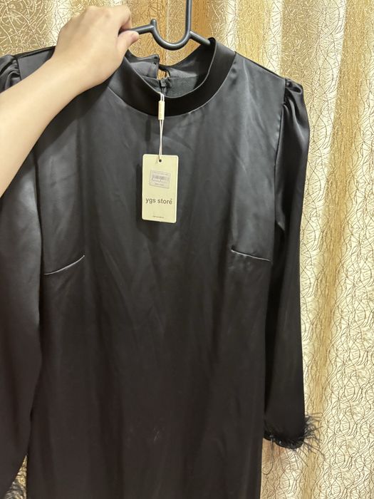 Атласное длинное платье с перьями