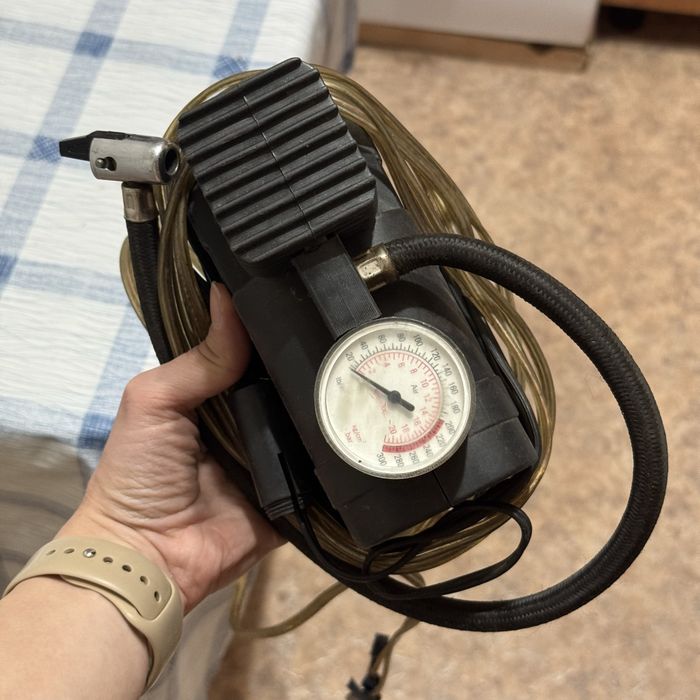 Автомобильный компрессор - насос для шин