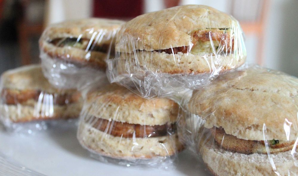 Стойка с нож за опаковане с хранително фолио