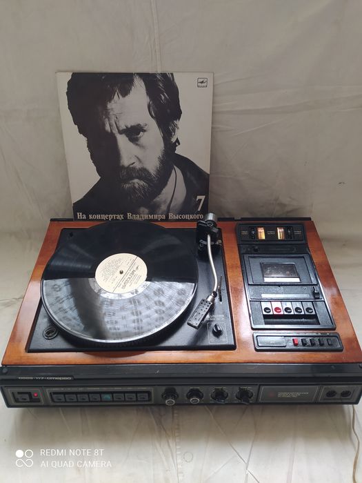 Продам виниловый проигрыватель времён СССР
