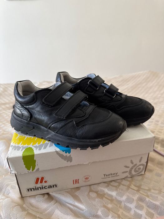 Продам детские кроссовки