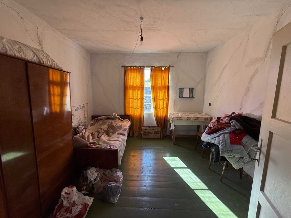 Къща с двор и селскостопански постройки