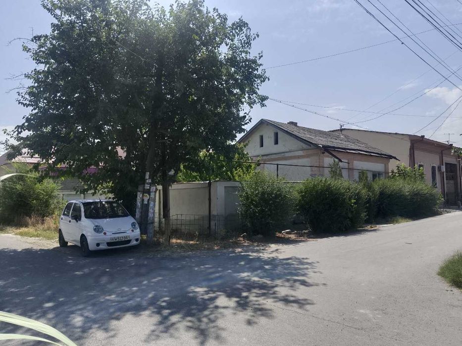 Земельный участок с домом под строительство