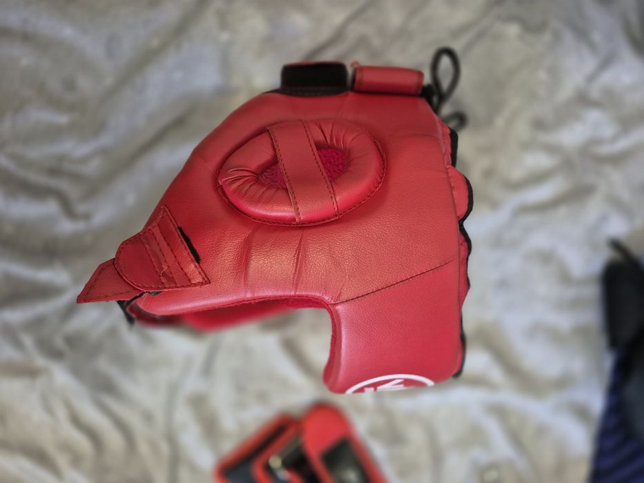 Два шлема синий и красный