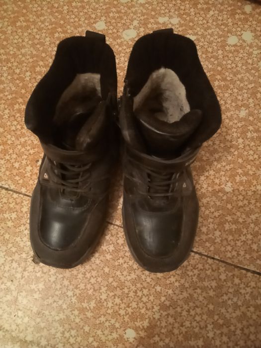 Продам зимние ботинки 7-8 лет
