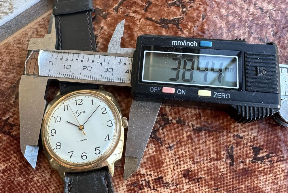 Сьветски механичен рьчен часовник Луч,позлатен ,80 години