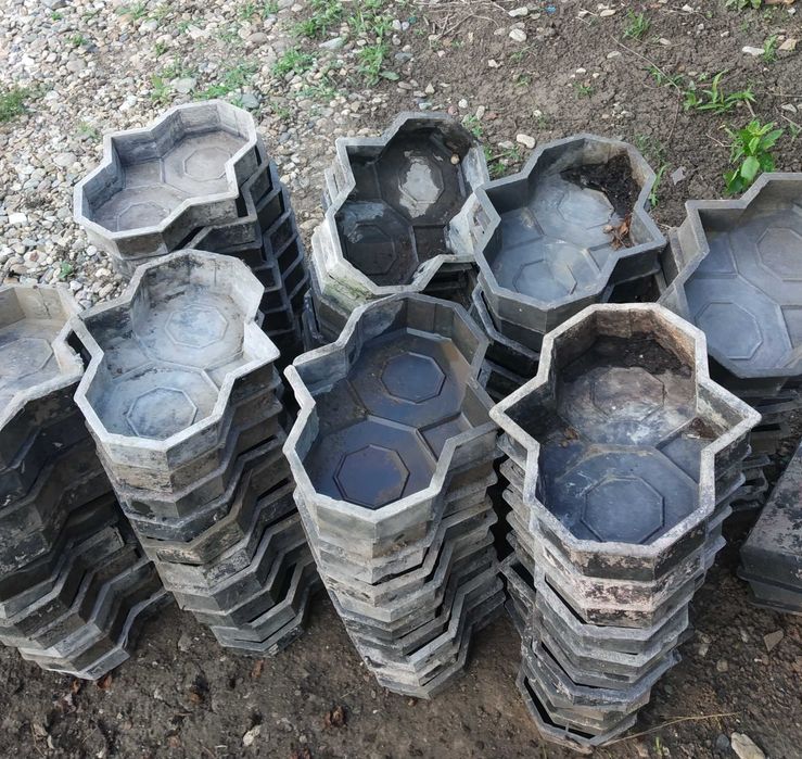 Vand  90 +15  matrite plastic pentru  pavaj