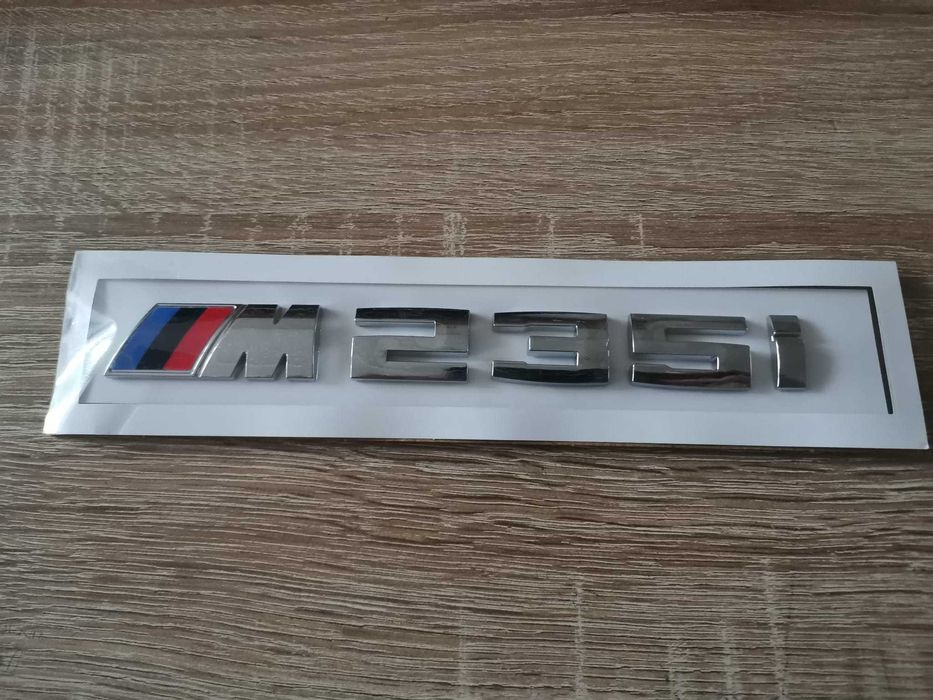 BMW М235i сребриста емблема