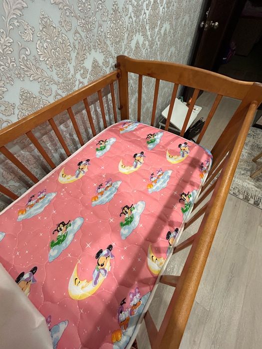 Кроватка с маятником и матрасом за