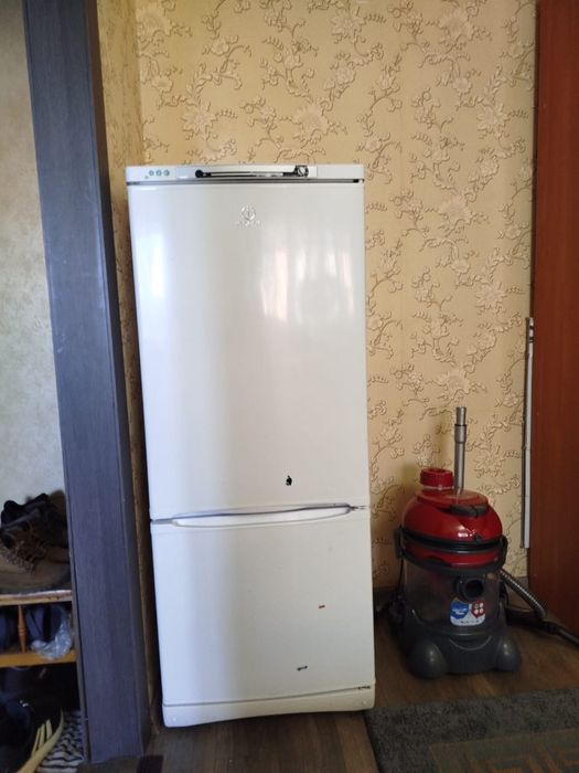 Продам холодильник Indesit