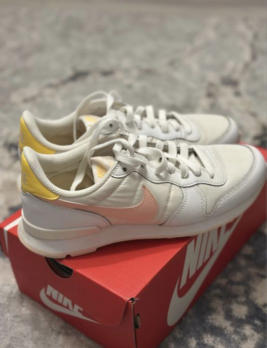 Nike Internationalist WMNS alb/roz – DM3076-100