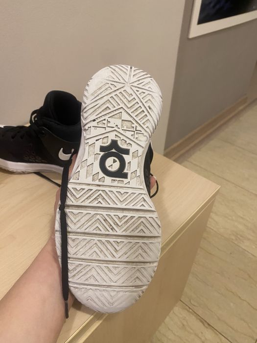 Adidasi Nike, f buni