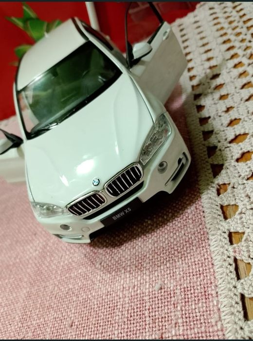 Vând BMW x5 de jucărie scara 1:24
