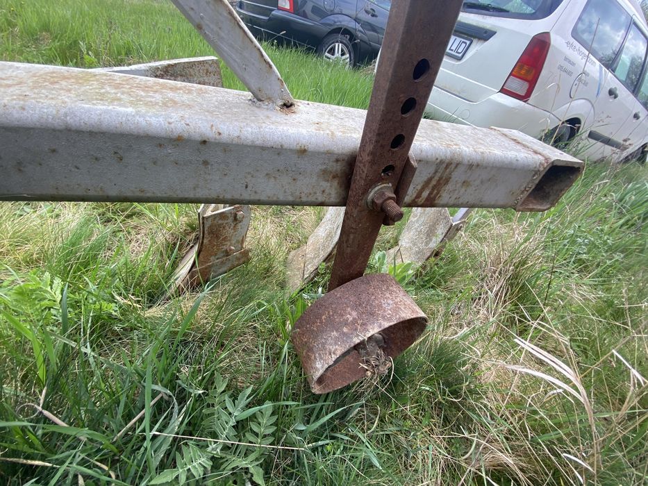Vând plug dupa tractoras