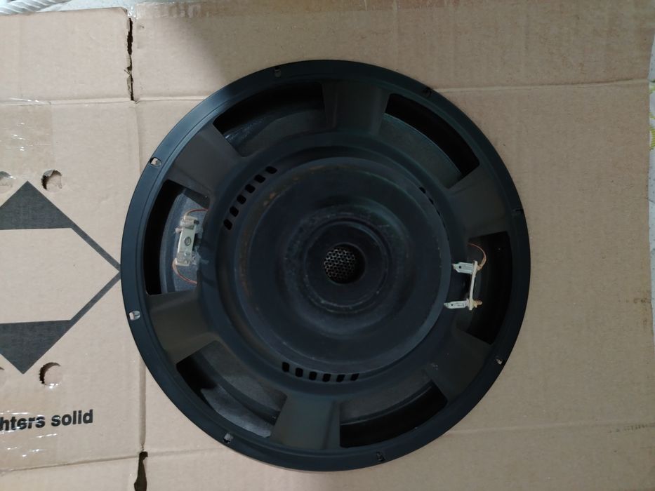 Magnat Active Reflex 300 A (sau Active Reflex 300 mm), un difuzor de joase/subwoofer auto de 12 inch (30 cm