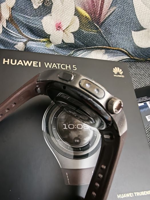 Huawei watch 5 .