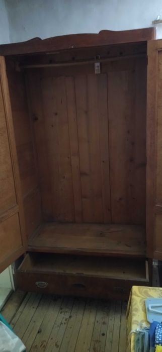 Старинен дървен гардероб
