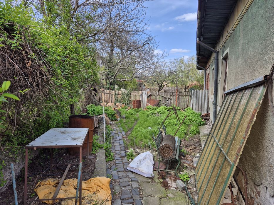 Vand teren ultra central cu casa ce necesita renovari