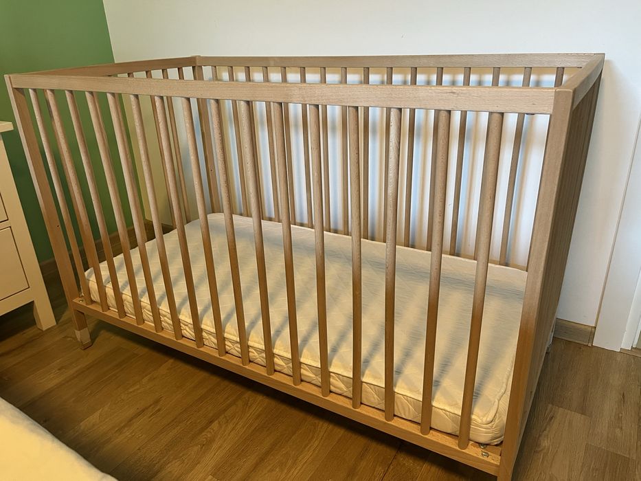 Patut bebe 2 nivele cu saltea de cocos și masa de schimbat