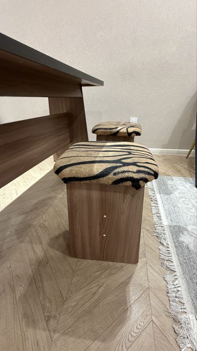 Продаётся кухонный стол с табуретками