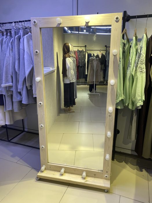 Продам зеркала с рамкой из дерева