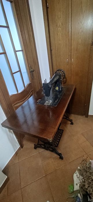 Vând Singer vechime 100 ani.