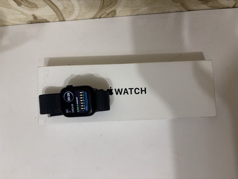 Продам Apple watch SE 2 , цвет черный.