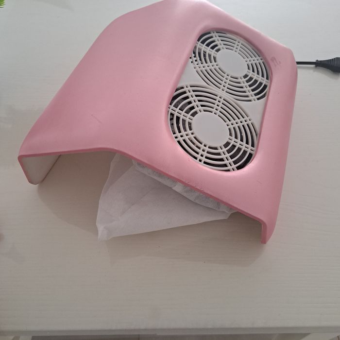 Aspirator praf unghii