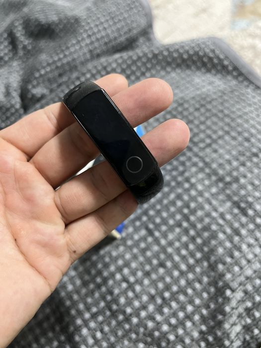 продам смарт часы honor band 5