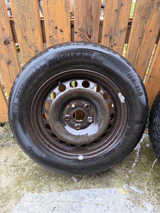 Jante de tabla 5x112 pe 15” cu anvelope de iarna + capace originale VW