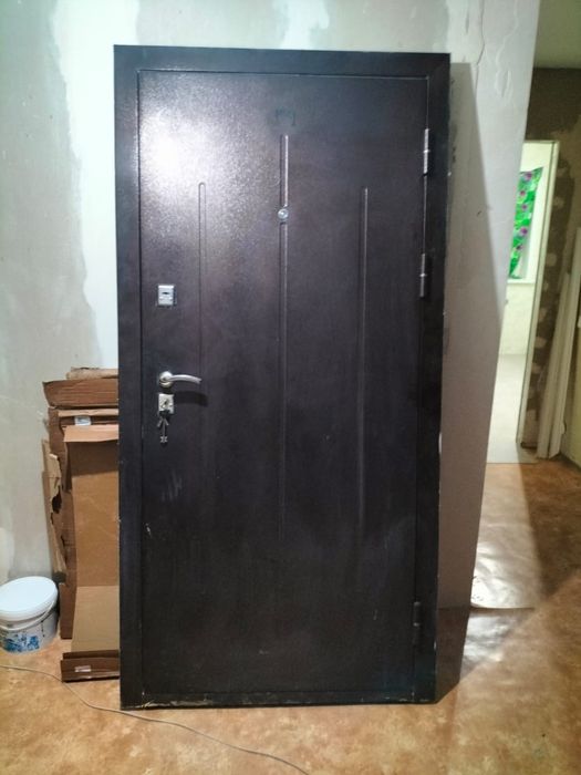 Продам входную металлическую дверь