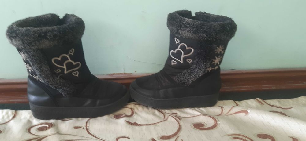 Болалар иссик оёк кийимлари сотилади